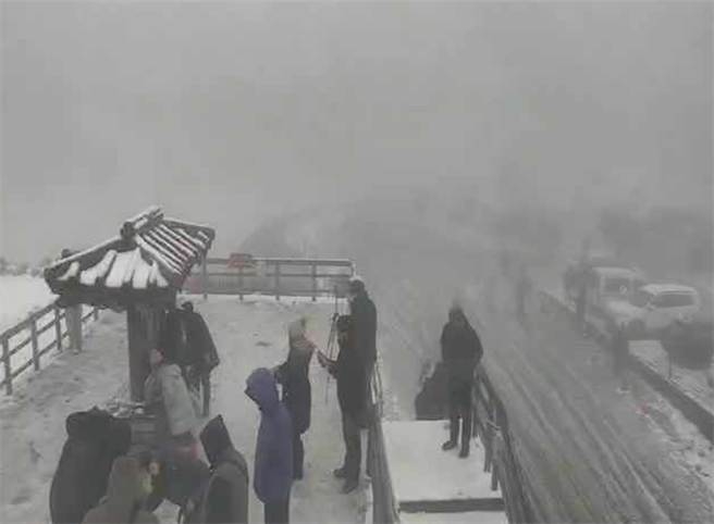 合歡山武嶺湧出賞雪民眾。（翻攝自 合歡山即時影像）