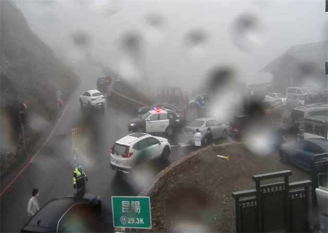合歡山上的停車場擠滿車子。（翻攝自 合歡山即時影像）