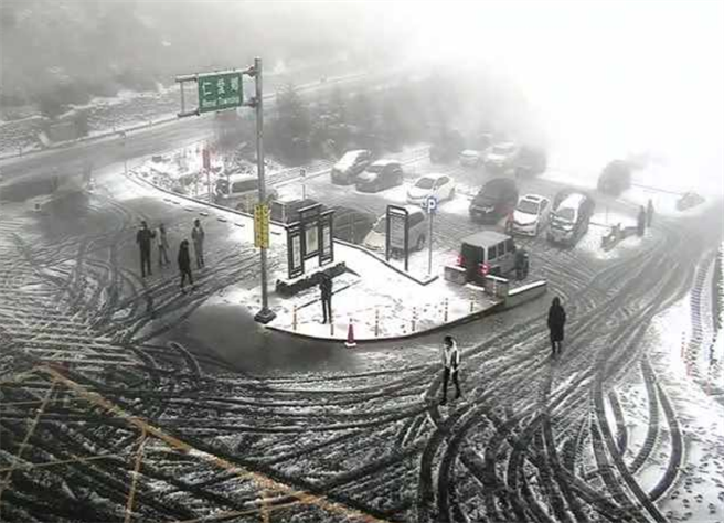 圖為合歡山遊客中心，標高3150公尺，已變成銀白世界。（翻攝自 合歡山即時影像）