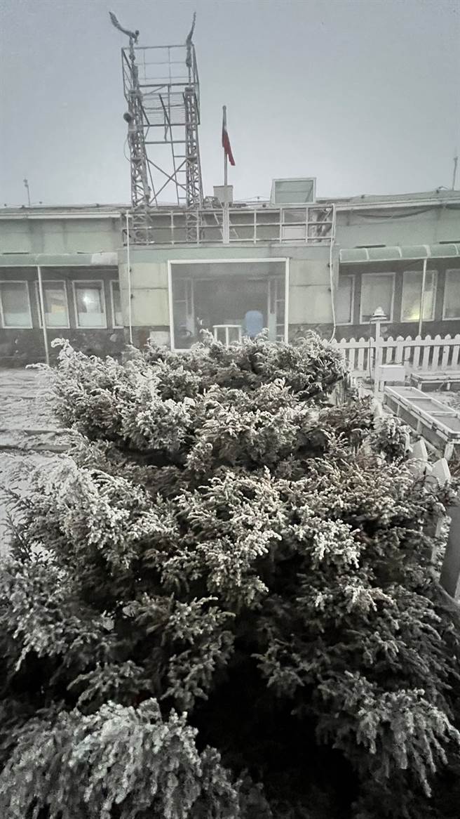 玉山初一也下雪。（氣象局提供）