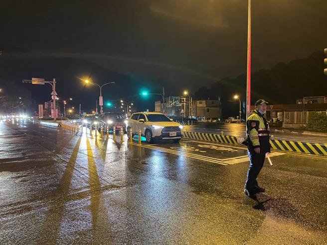 蘇花改蘇澳端南下車潮持續湧現，警方漏夜疏導交通。（宜蘭警方提供）
