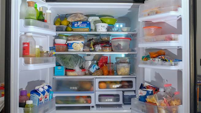 冰箱冷藏室大爆滿有救！ 這些食材可先退讓騰出空間。(示意圖/Shutterstock)