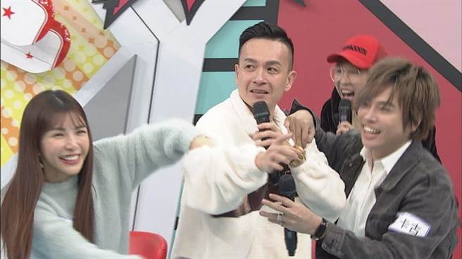 两人吵得不可开交，来宾急劝架。(图/翻摄自 小明星大跟班Youtube)