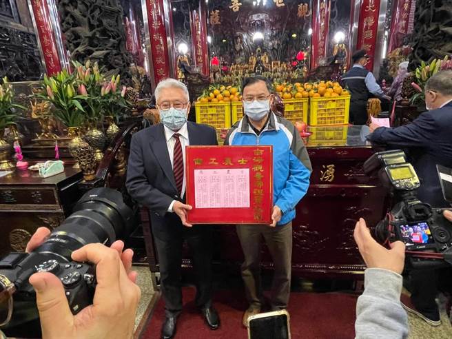 芦洲涌莲寺主委陈宏昌（左）与芦洲区长庄茂坤（右）向信眾展示籤文内容。(戴上容摄)