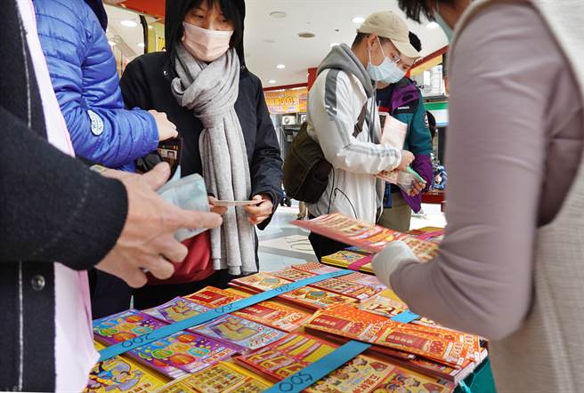 过年期间，民眾热衷刮刮乐。（示意图／报系资料照）