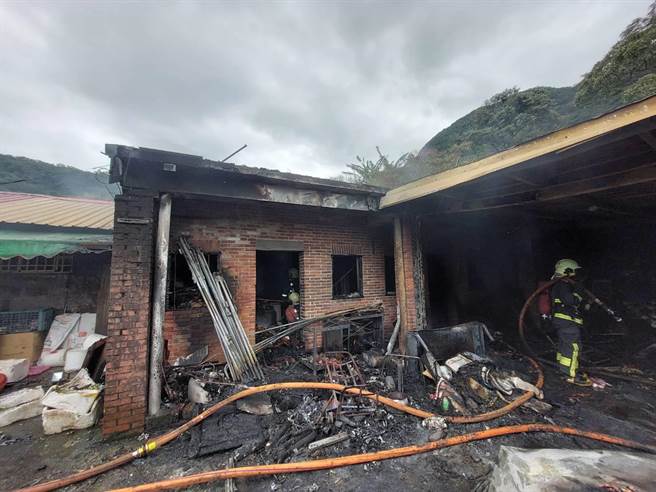 淡水民宅冒白烟传有人受困　真相竟是烧金纸烧到一旁杂物　(翻摄照片／戴上容新北传真)