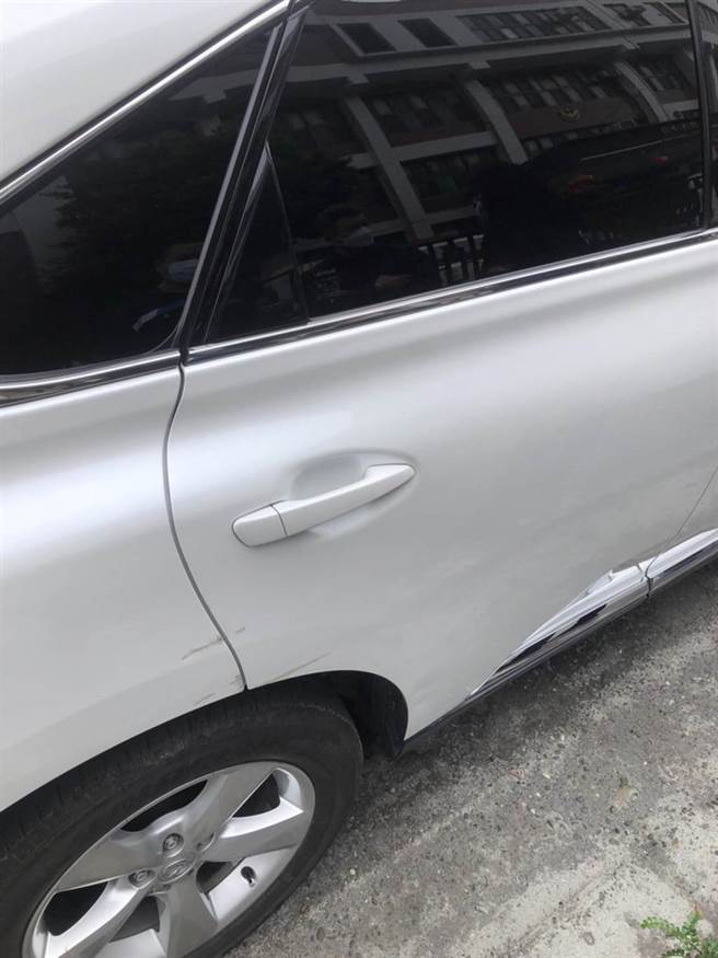 蔡姓小隊長駕駛的白色Lexus右後車輪上方有擦撞痕跡。（警方提供／謝瓊雲彰化傳真）