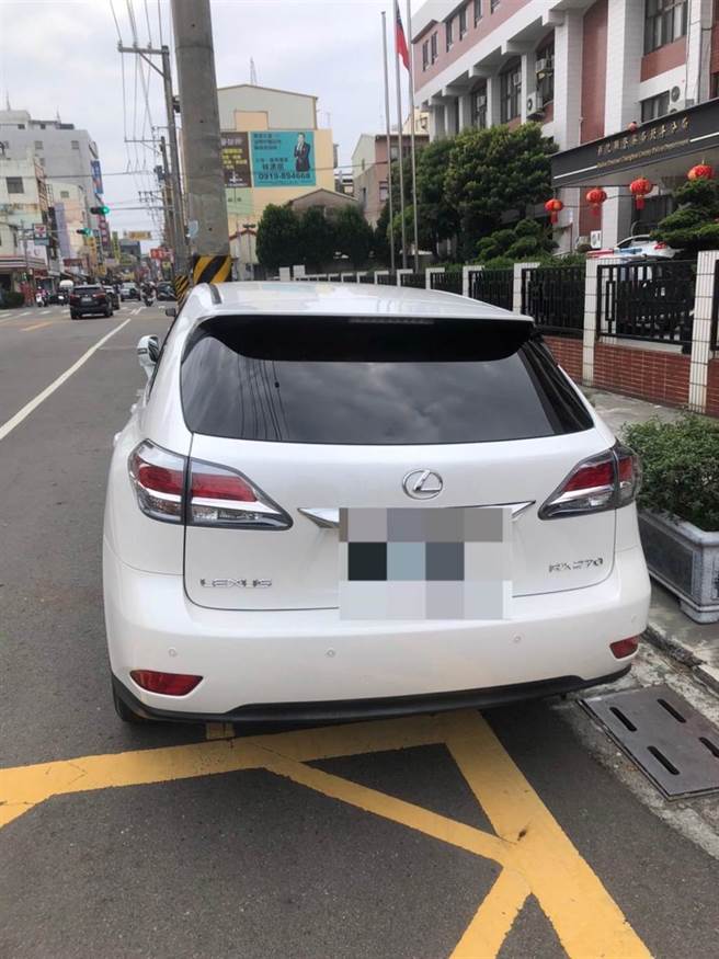 蔡姓小隊長駕駛的白色Lexus右後車輪上方有擦撞痕跡。（警方提供／謝瓊雲彰化傳真）