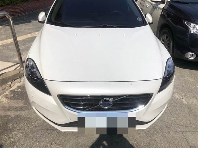 黃姓男子駕駛的白色volvo自小客車，與蔡姓小隊長同向行駛卻因超車發生擦撞，左前車側有明顯痕跡。（警方提供／謝瓊雲彰化傳真）