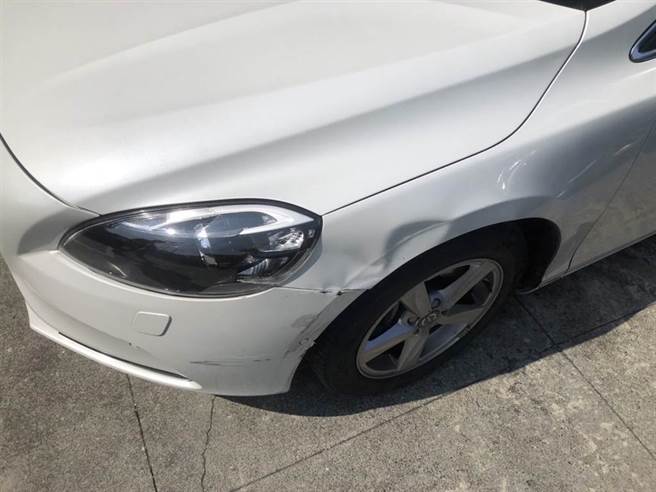 黃姓男子駕駛的白色volvo自小客車，與蔡姓小隊長同向行駛卻因超車發生擦撞，左前車側有明顯痕跡。（警方提供／謝瓊雲彰化傳真）