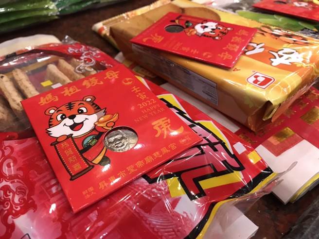 大年初一，屏东慈凤宫依照惯例发钱母，也是屏东少数没有取消发钱母的宫庙。（谢佳潾摄）