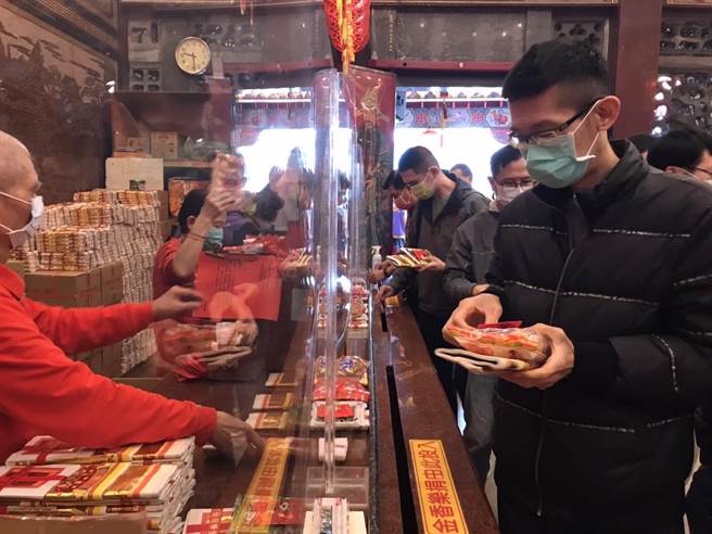 大年初一，屏东慈凤宫依照惯例发钱母，也是屏东少数没有取消发钱母的宫庙。（谢佳潾摄）