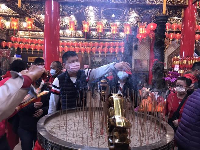 大年初一，屏东慈凤宫依照惯例发钱母，也是屏东少数没有取消发钱母的宫庙。（谢佳潾摄）