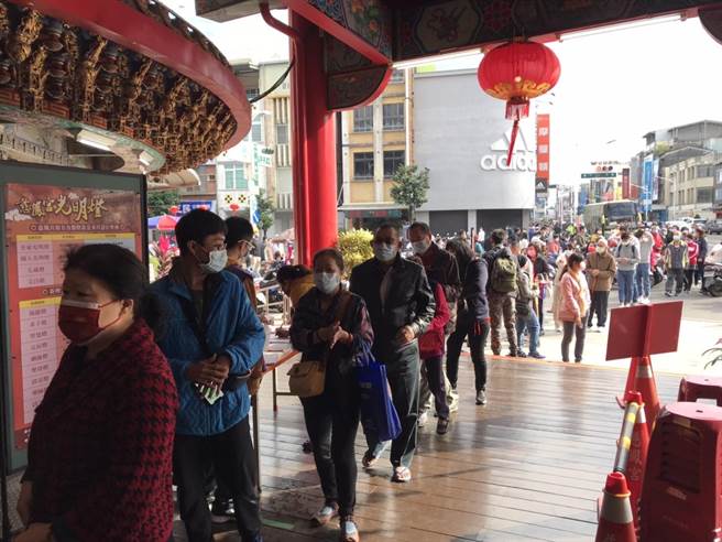 大年初一，屏东慈凤宫依照惯例发钱母，也是屏东少数没有取消发钱母的宫庙。（谢佳潾摄）