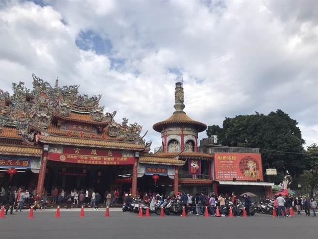 大年初一，屏东慈凤宫依照惯例发钱母，也是屏东少数没有取消发钱母的宫庙。（谢佳潾摄）