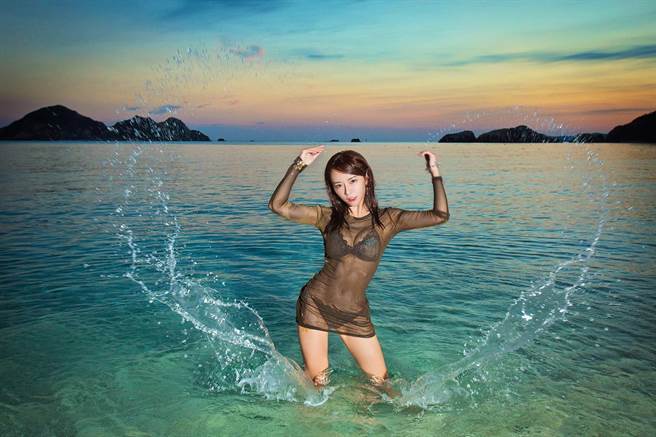 巫苡萱公开2018年清凉写真，被大批网友讚爆。（图／FB@巫苡萱）