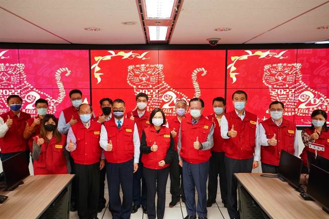 蔡英文年初一赴行政院国家搜救指挥中心颁发慰劳金(消防署提供／戴上容新北传真)