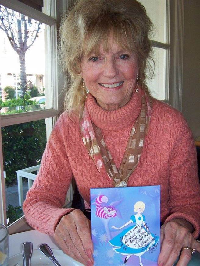 83岁的爱丽丝依旧美丽又吸引人呀！（图/Piterest）
