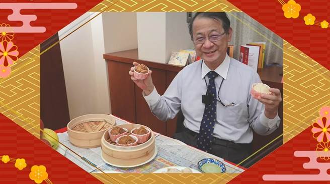 日本驻台代表泉裕泰亲自挑战蒸发糕。（图／翻摄自日本台湾交流协会脸书）