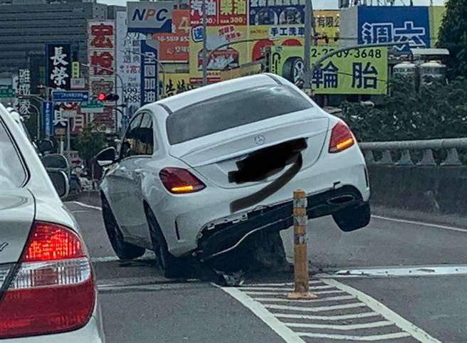新北市五股昨（31）發生1輛賓士車因誤信導航造成迷失方向，整輛車衝向中央分隔島卡住無法動，照片曝光後網友笑說車子「硬騎」上去，是「發情的賓士」。（翻攝自臉書「我是五股人」）