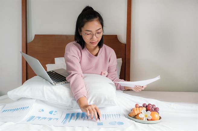 英国一名女子和老板开视讯会议时，透过镜头发现自己忘记把润滑油收好。(示意图/达志影像)