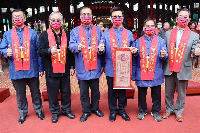 台南北门南鲲鯓代天府今大年初一上午掷出8个圣筊，抽出今年的国运籤，属中上籤。（吕妍庭）