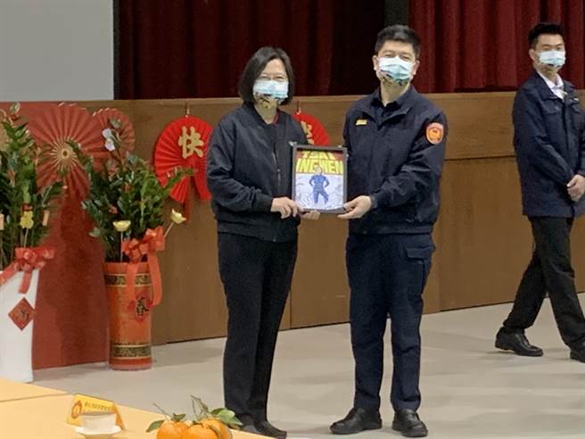 中正一分局分局长陈明志准备同仁亲手描绘结合英雄气概的肖像画给总统蔡英文。（图／李文正摄）