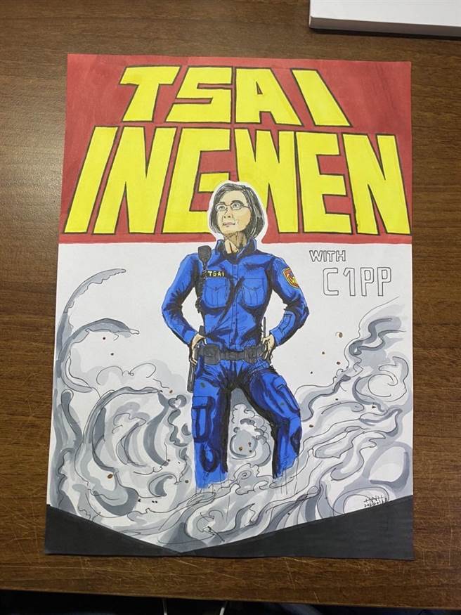 中正一分局分局长陈明志准备同仁亲手描绘结合英雄气概的肖像画给总统蔡英文。（图／警方提供）