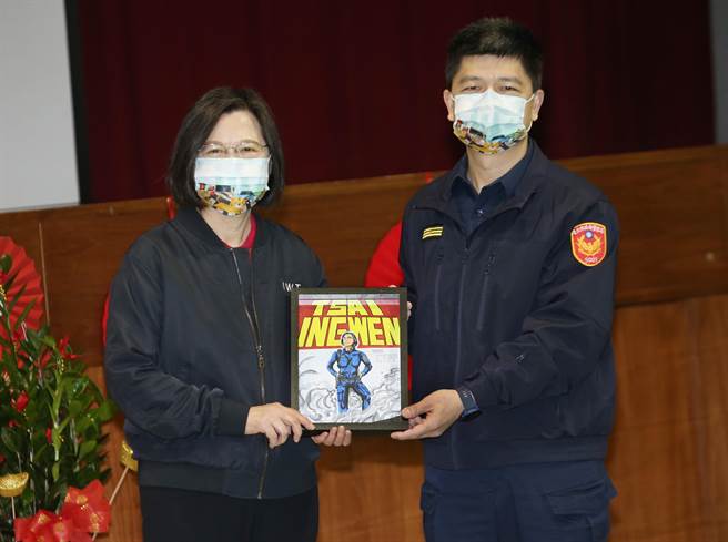 蔡英文总统（左）1日前往北市中正一分局慰问基层员警辛劳，警方致赠手绘总统身着警察制服肖像画表达感谢。（姚志平摄）