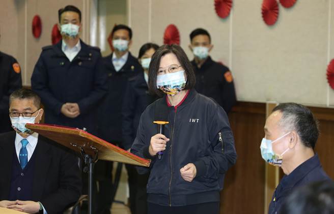 蔡英文总统1日前往北市中正一分局巡视并致词慰问基层员警辛劳。（姚志平摄）