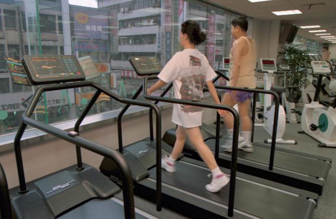 有民眾觉得每天带小黄卡上健身房很不方便。(资料照/陈明仁摄)