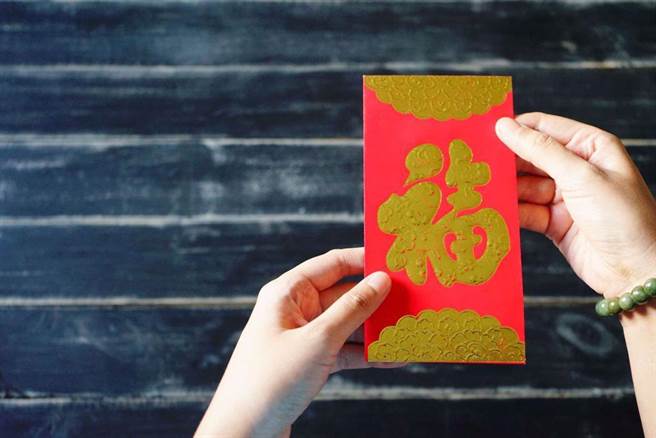 她超傻眼领到不能花的红包...(图/翻摄自达志影像)