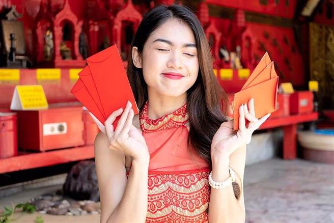 过年是家人团聚的日子，还能领到不少红包（示意图／shutterstock）