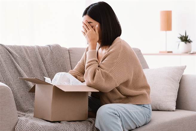 网友大扫除时在洗衣机后方找到1个神秘箱子，那箱子只有过世母亲才会使用，全家都不知道里头装什么，打开一看发现里头竟是13瓶全新的洗衣槽清洁剂。（示意图/Shutterstock提供）