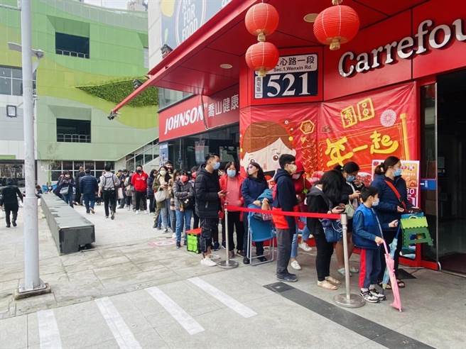 家乐福福袋开卖，南部门市凌晨3点多就有民眾排队。（家乐福提供）