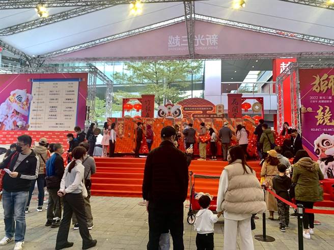 新光三越信义新天地今（1日）下午2点将开出福袋大奖—VOLVO百货豪华休旅。（吴奕萱摄）