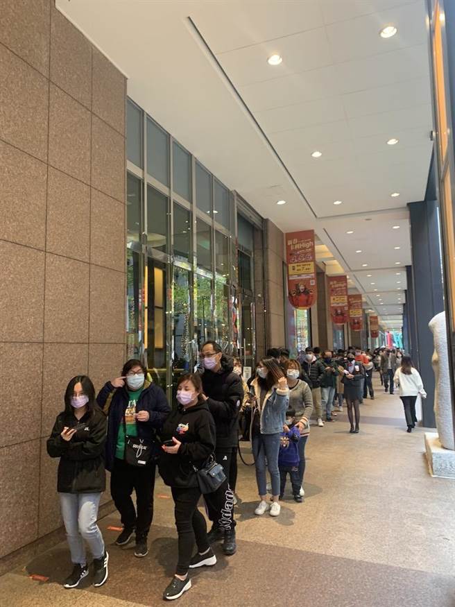 新光三越信义新天地今（1日）福袋近千人领取人潮。（吴奕萱摄）