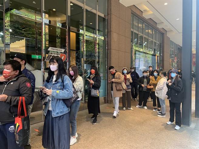 新光三越信义新天地今（1日）福袋近千人领取人潮。（吴奕萱摄）