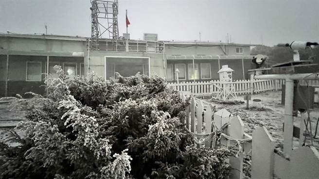 玉山群峰再飄雪，積雪1公分已消融。（玉山氣象站提供／廖志晃南投傳真）