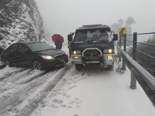 合歡山飄雪，許多車輛在結冰嚴重的水晶宮打滑。（仁愛警分局提供／廖志晃南投傳真）