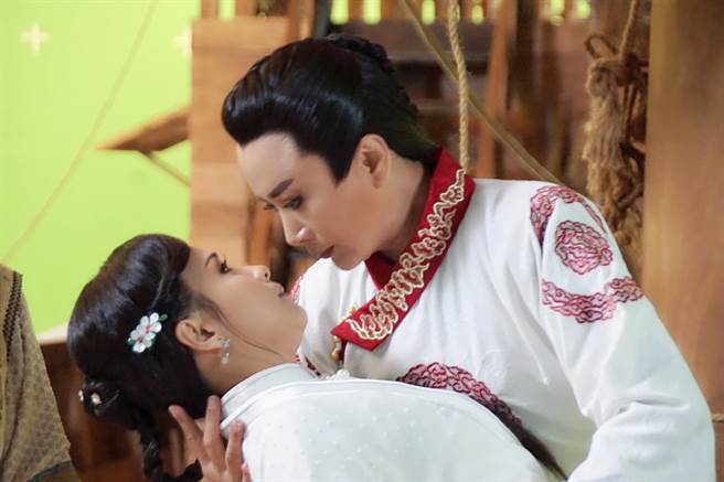 陈亚兰、陈怡真在歌仔戏《嘉庆君游臺湾》放闪。（欣湉国际提供）