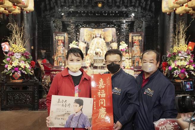 陈亚兰到云林福兴宫参拜。（欣湉国际提供）