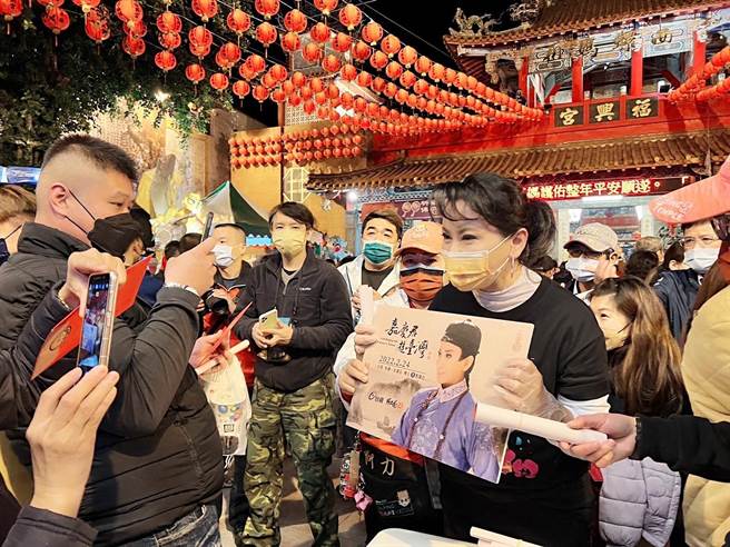 陈亚兰到云林福兴宫参拜送特制春联。（欣湉国际提供）