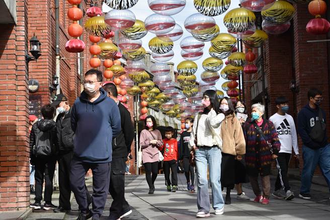 宜兰传艺园区打造年节气氛，大年初一，涌入走春游客。图为文昌街「百福道」年味十足。（传艺提供／王志伟宜兰传真）