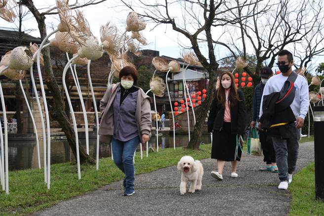 「喜花开」运用超过6万片竹篾手工编制成「谢篮」，打造出130株摇曳生姿的谢篮喜花，沿着园区月河岸朵朵盛开，吸引游客目光，成打卡拍照景点。（传艺提供／王志伟宜兰传真）