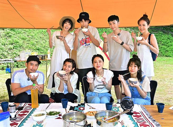 《一个屋檐下》眾星重聚「帐篷」互抖私下真面目。（台视提供）