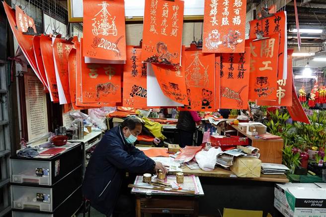 图为板桥花市春联摊位摆满各式春联，增添年节气氛。（陈信翰摄）