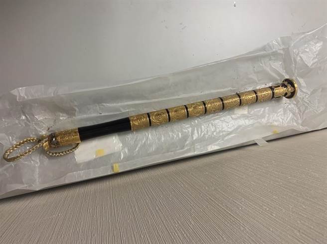 蒋中正金质统帅礼杖。故总统蒋中正的金质统帅礼杖为木质，表面上漆，外层套金质雕饰。（国民党党史馆提供）