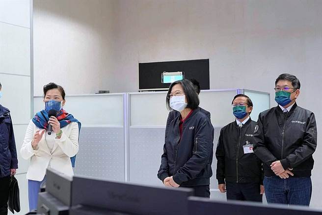 蔡英文今视察台电中央调度中心，听取经济部长王美花报告。（总统府提供）