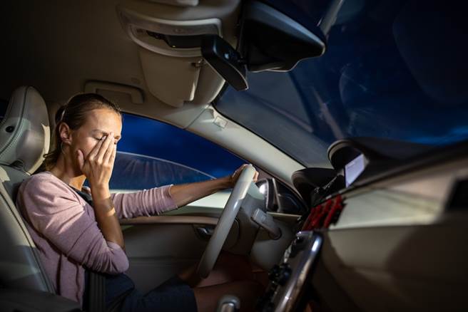 疲勞駕駛3大徵兆： 「度咕」已失平衡感 這時段最易出事。(示意圖/Shutterstock)
